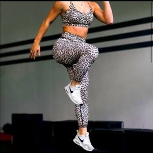 Zyia Scrunchy brilliant Butt Leopard Legging light n luxe Size 4